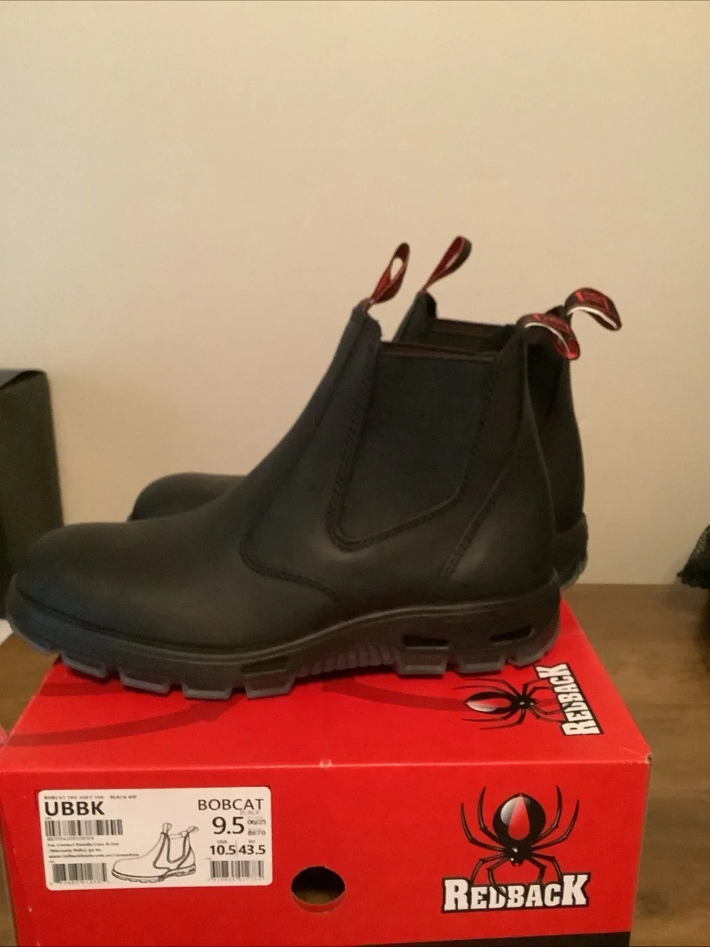 Red back bobcat Men’s 10.5 Black Work Boots
